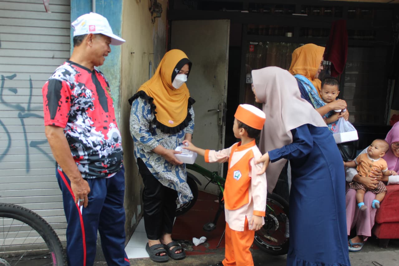 potret murid TKIT Safinda berbagi kebaikan dalam momen isra' mi;raj