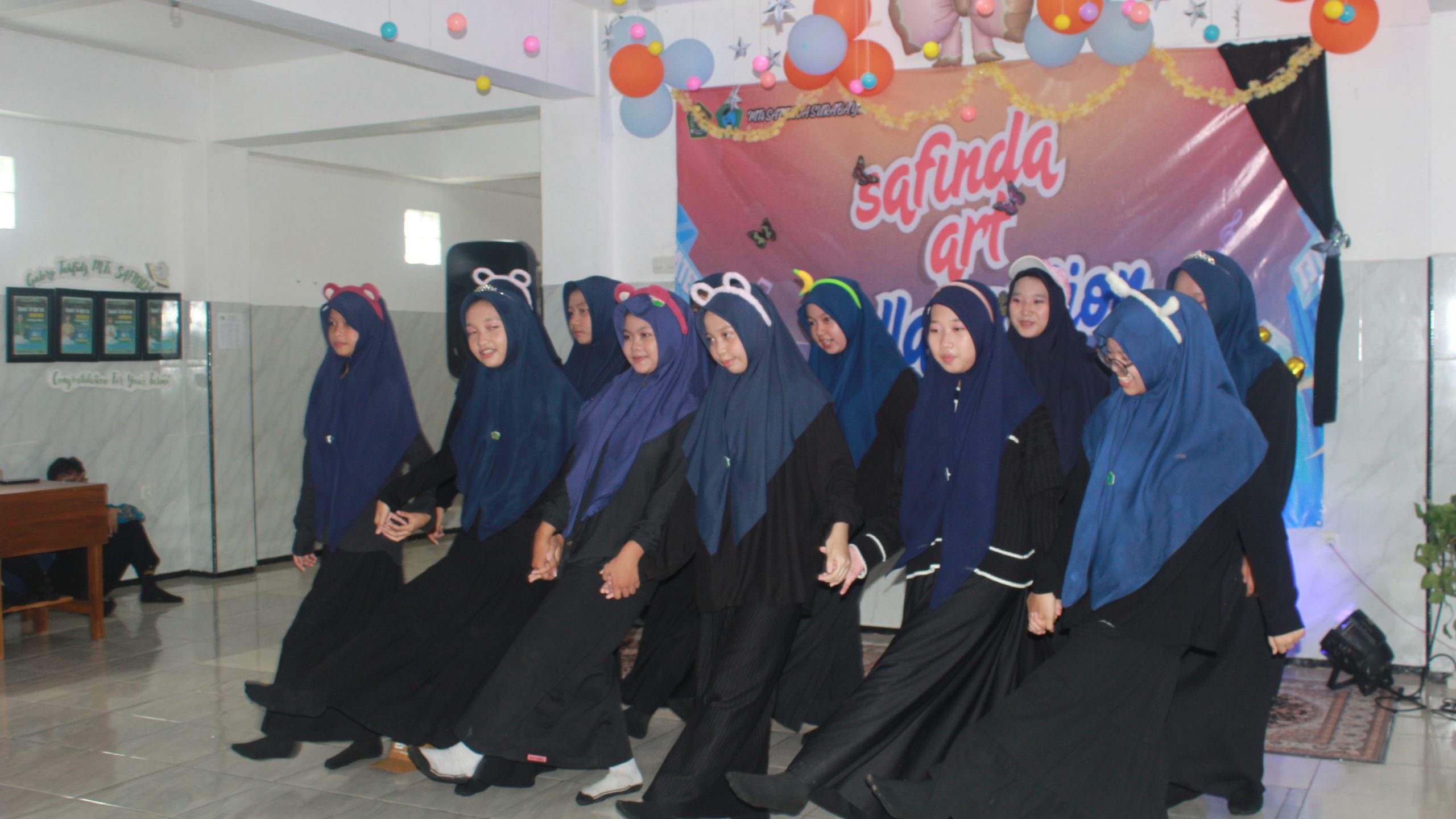 Penampilan tari kreasi murid MTs. Safinda Surabaya dalam Safinda Art Collaboration (SAC) 2026 bertema Ekspresikan Bakatmu, Tunjukkan Kreativitasmu.
