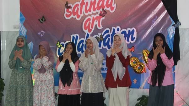 Murid putri MTs. Safinda Surabaya menampilkan pertunjukan seni pada Safinda Art Collaboration (SAC) 2026 di Aula MTs. Safinda Surabaya.