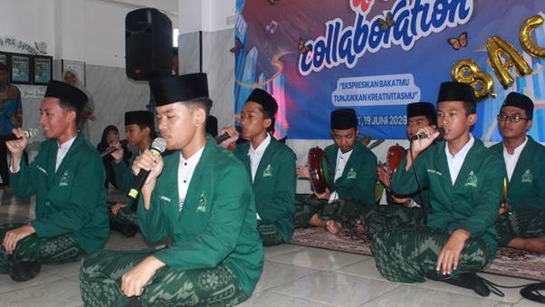 Penampilan grup Banjari murid MTs. Safinda Surabaya dalam acara SAC 2026 bertema Ekspresikan Bakatmu, Tunjukkan Kreativitasmu.