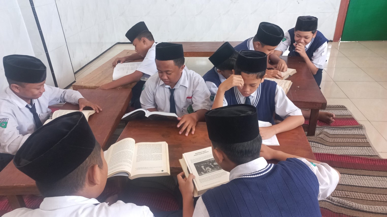 Murid MTs Safinda Surabaya mengikuti kegiatan Pekan Literasi dengan antusias melalui kunjungan ke perpustakaan. Dalam suasana yang nyaman, mereka membaca berbagai koleksi buku sebagai upaya menumbuhkan budaya literasi, memperluas wawasan, dan membiasakan diri mencintai ilmu pengetahuan