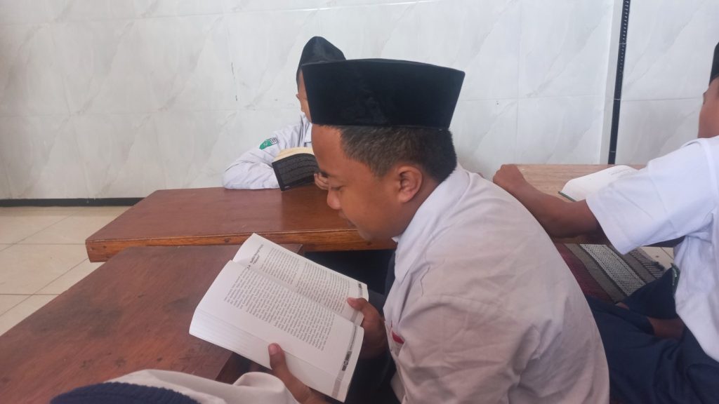 Seorang murid MTs Safinda Surabaya tampak khusyuk membaca salah satu koleksi buku di Perpustakaan MTs Safinda Surabaya saat kegiatan Pekan Literasi. Kegiatan ini menjadi wujud implementasi semangat Iqra' dalam membangun budaya membaca, memperluas wawasan, serta menumbuhkan kecintaan terhadap ilmu pengetahuan sejak dini.