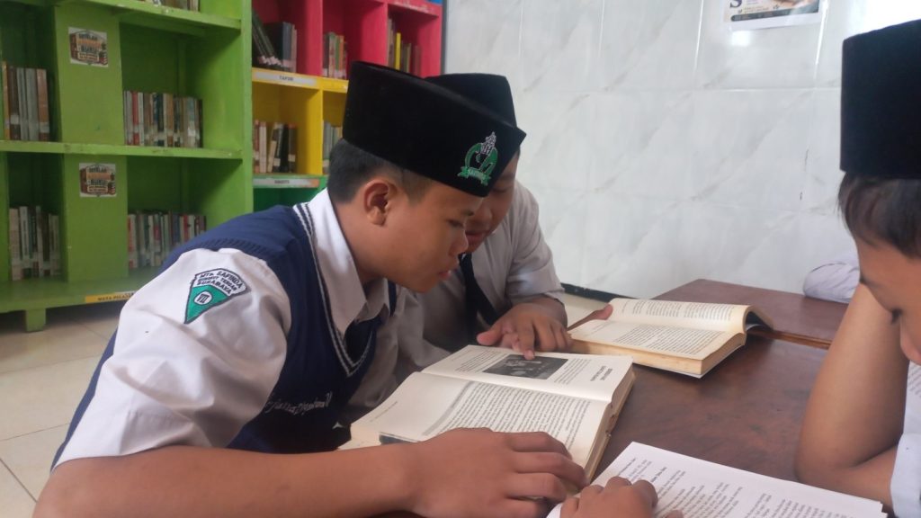 Murid MTs Safinda Surabaya membaca dan berdiskusi bersama saat mengikuti Pekan Literasi di Perpustakaan MTs Safinda Surabaya. Melalui kegiatan 
ini, murid tidak hanya memperkaya wawasan dari berbagai koleksi buku, tetapi juga melatih kemampuan berpikir kritis, berkomunikasi, dan saling berbagi 
pengetahuan dalam suasana belajar yang menyenangkan.