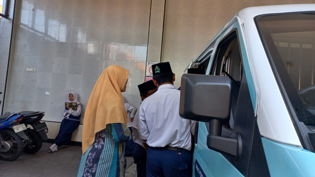 Antusiasme guru dan murid MTs SAFINDA Surabaya saat mengunjungi Mobil Perpustakaan Keliling Kota Surabaya. Melalui kegiatan MOPUS, murid memperoleh pengalaman membaca yang menyenangkan sekaligus memperkuat budaya literasi di lingkungan madrasah.