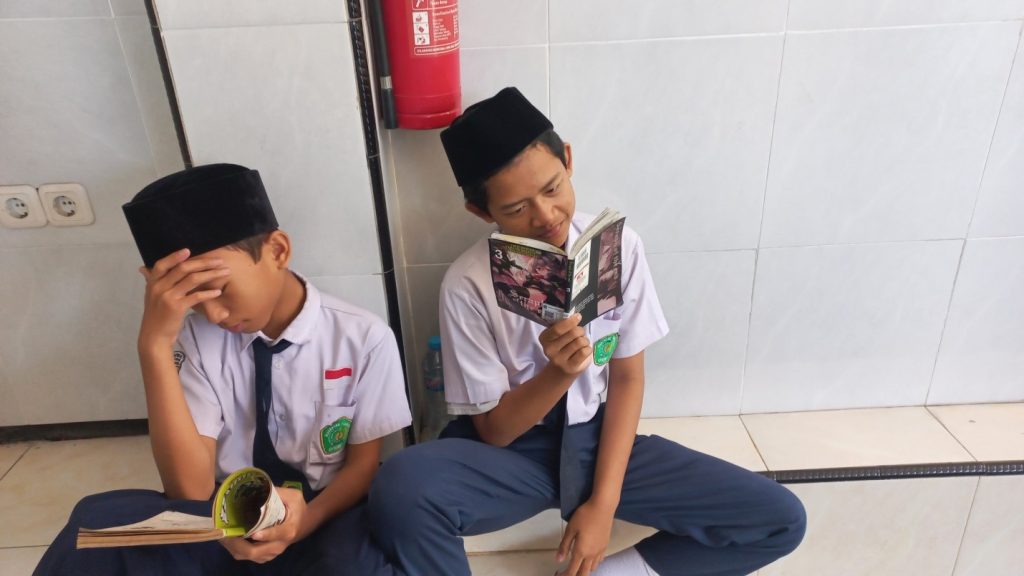 Membaca membuka jendela dunia. Murid MTs SAFINDA Surabaya menikmati koleksi buku dari Mobil Perpustakaan Keliling sebagai wujud semangat membangun budaya literasi dan menumbuhkan kecintaan terhadap ilmu pengetahuan.