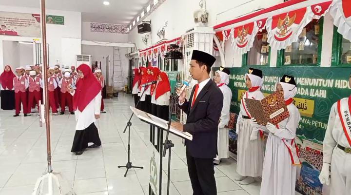 Doc. Upacara HUT RI 2026 (2) Pembina Upacara menyampaikan amanat upacara dalam peringatan HUT ke-81 Kemerdekaan Republik Indonesia di aula Yayasan Safinda Surabaya.