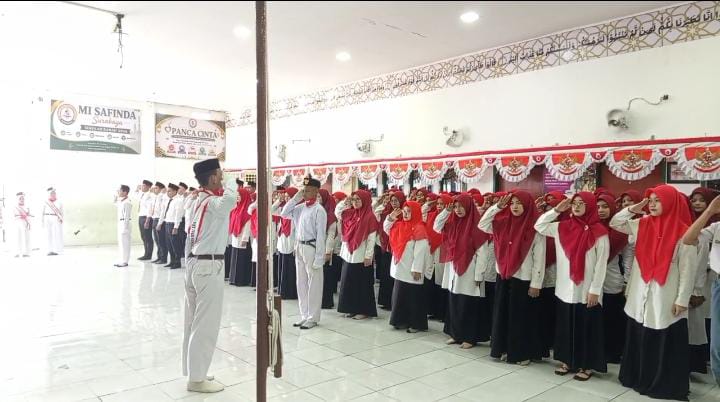 stadz, ustadzah, dan murid-murid Yayasan Safinda Surabaya mengikuti upacara dengan khidmat dalam peringatan HUT ke-81 Kemerdekaan Republik Indonesia.
