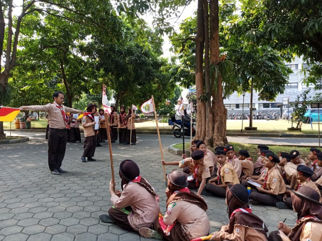 peserta PERJUSA MTs. SAFINDA Surabaya sedang konsentrasi memperhatikan kode Semaphore dari kakak pembina