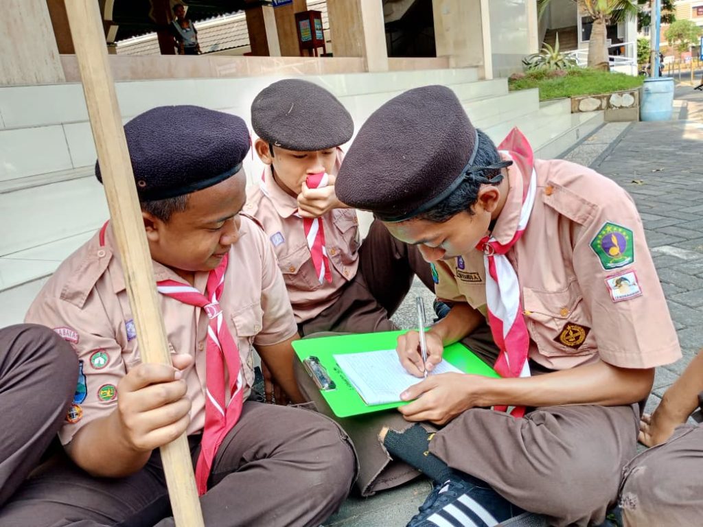 Peserta PERJUSA MTs. SAFINDA Surabaya fokus mengerjakan teka-teki sandir morse bersama regunya