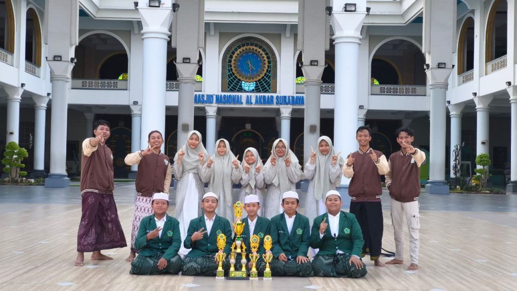 foto bersama Tim Banjari MTs SAFINDA Surabaya dengan Pelatihnya di depan Masjid al-Akbar Surabaya