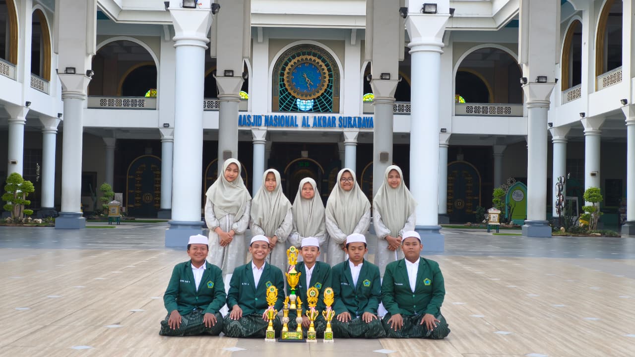 foto tim banjari MTs SAFINDA Surabaya di depan Masjid al-Akbar Surabaya