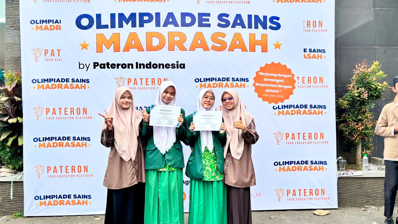 doc OSM MTs SAFINDA foto Murid MTs SAFINDA SURABAYA di depan banner OSM (Olimpiade Sains Madrasah 2026) bersama ustadzah pendamping
