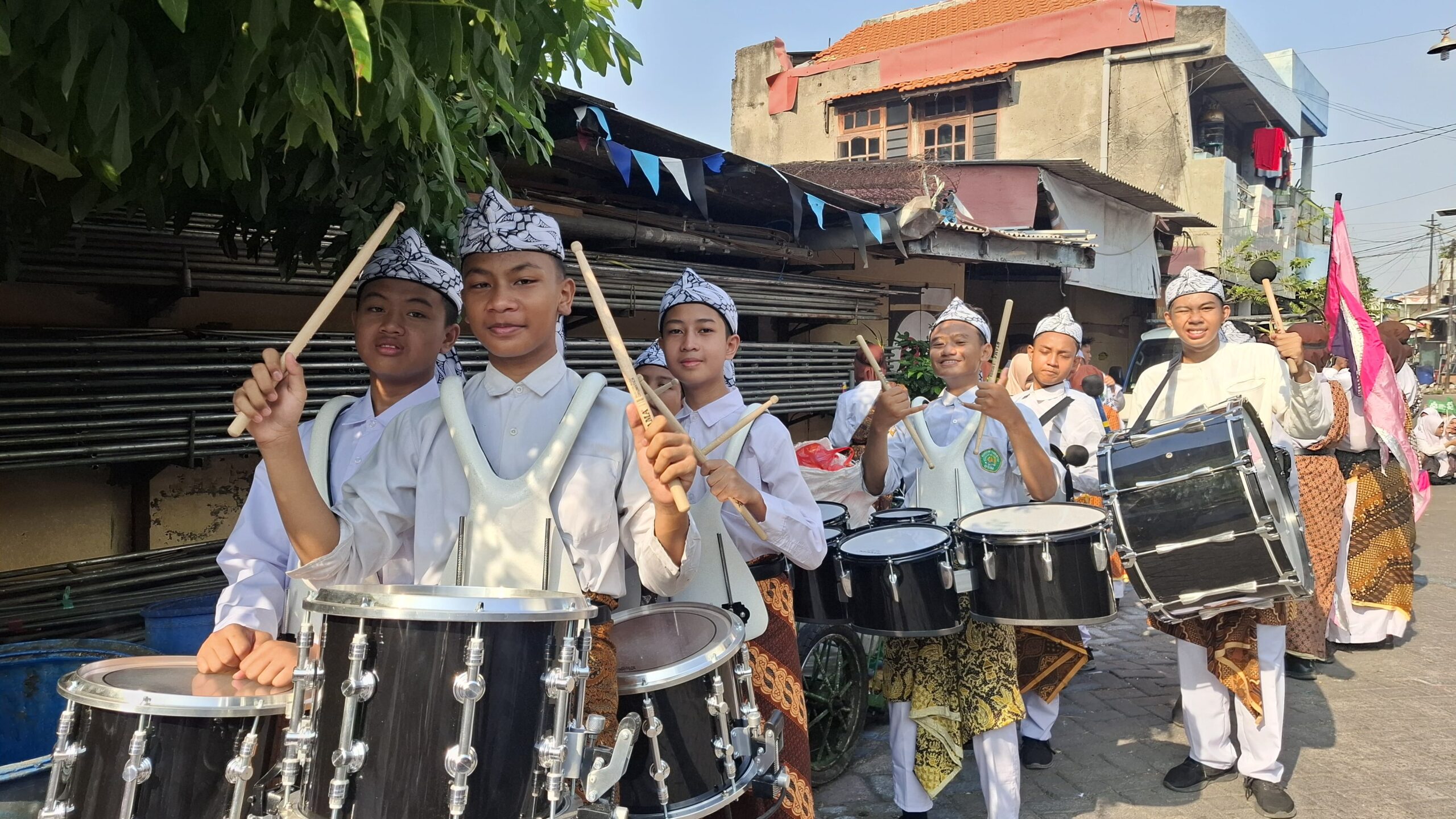 Drumband MTs SAFINDA 1 Murid menabuh drumband dengan memakai costum yang menarik