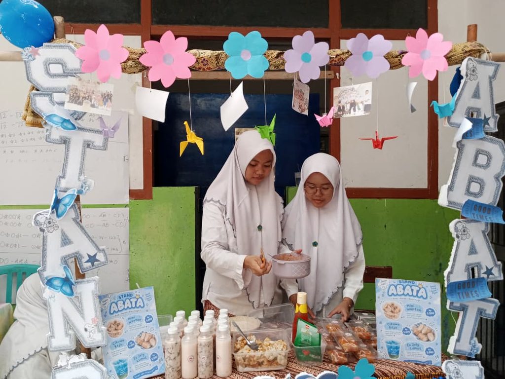 santripreneur 1, santri sedang berdiri di depan stand bazar